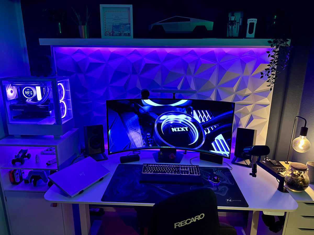 Setups contest winner: a curved monitor, purple-lit 3D wall panels and a white PC with an AIO LCD showing 50°
